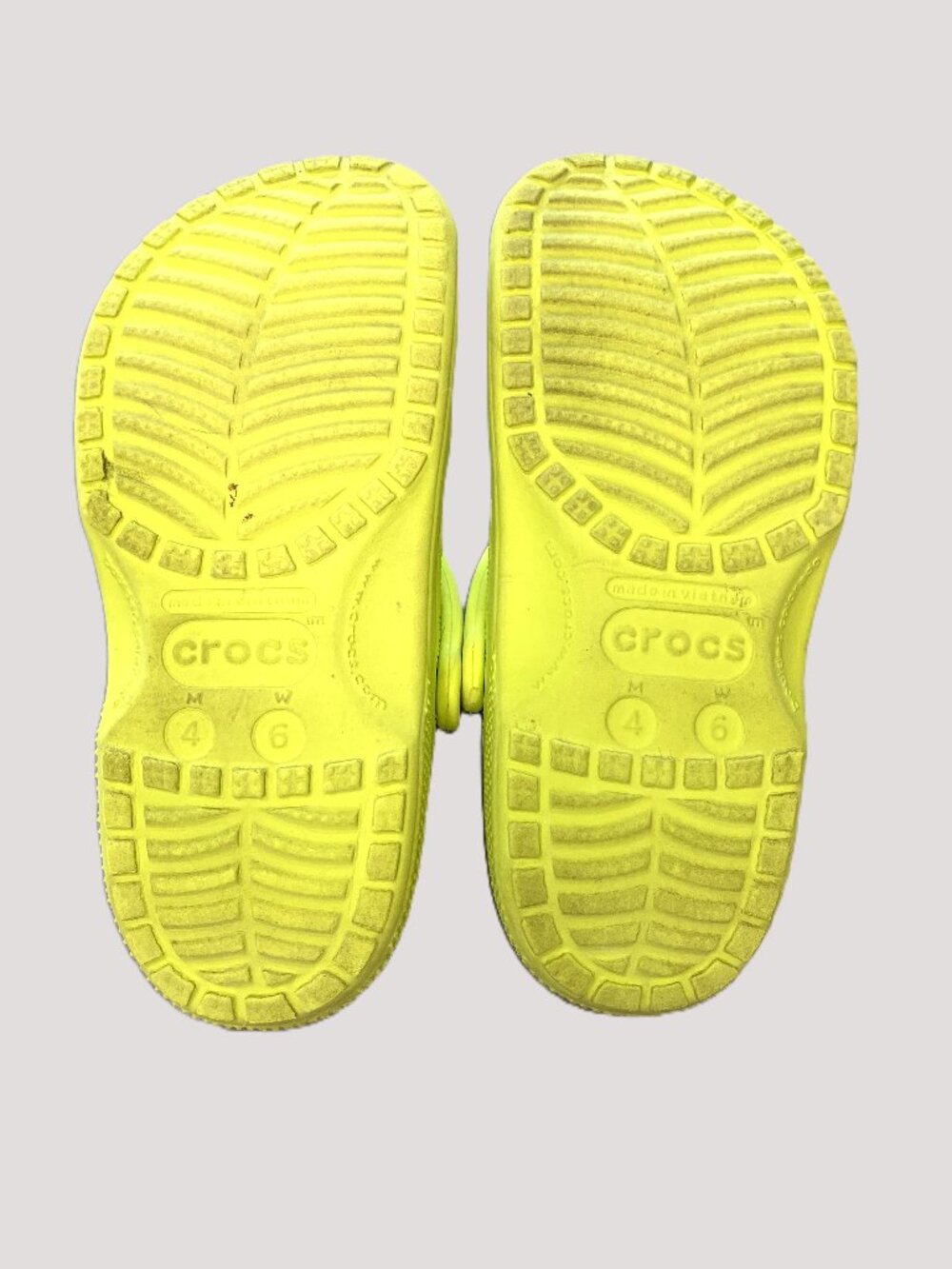 Kids/Women Crocs Clogs Yellow with 4 Jibbitz Size Women 6/Men 4 - Picture 5 of 6